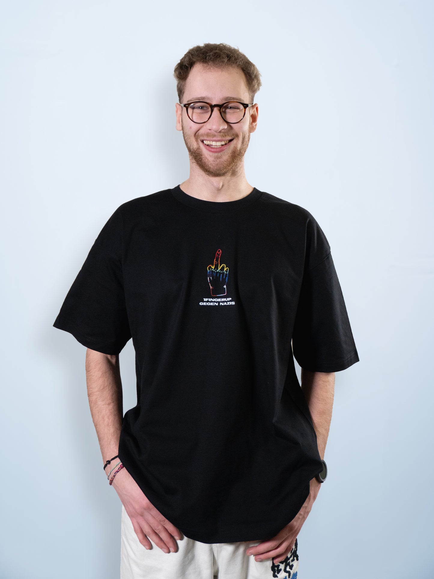 1FINGERUP GEGEN NAZI LOGO TEE