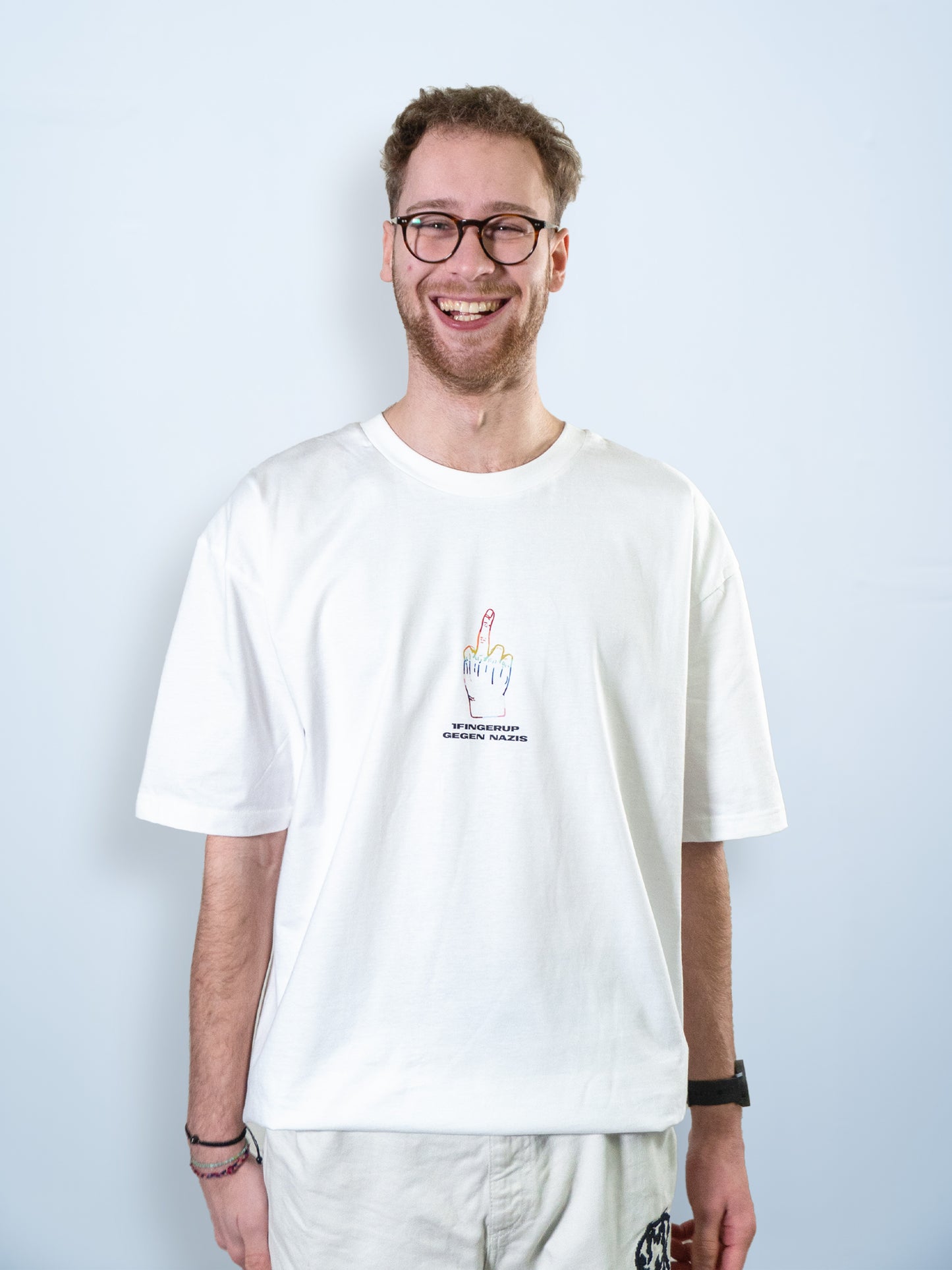 1FINGERUP GEGEN NAZI LOGO TEE